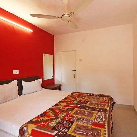 آغْرا Spot On 48690 Hotel Host المظهر الخارجي الصورة