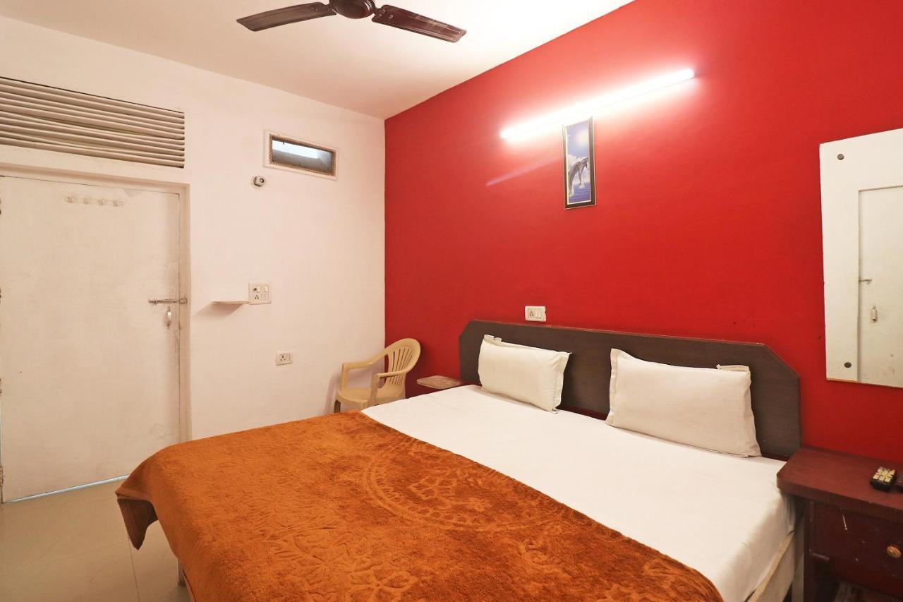 آغْرا Spot On 48690 Hotel Host المظهر الخارجي الصورة
