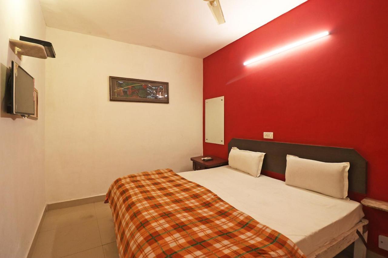 آغْرا Spot On 48690 Hotel Host المظهر الخارجي الصورة