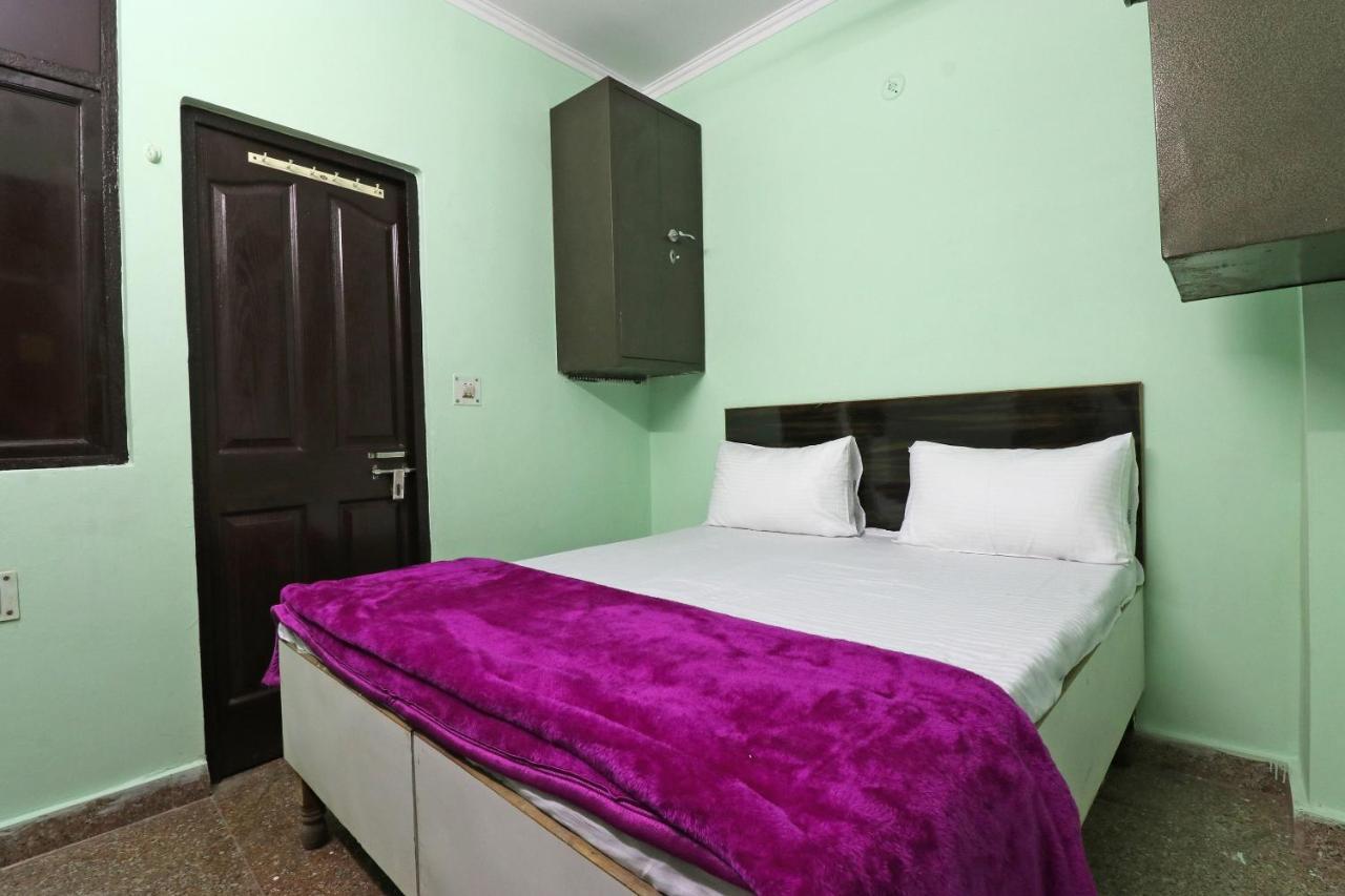 آغْرا Spot On 48690 Hotel Host المظهر الخارجي الصورة