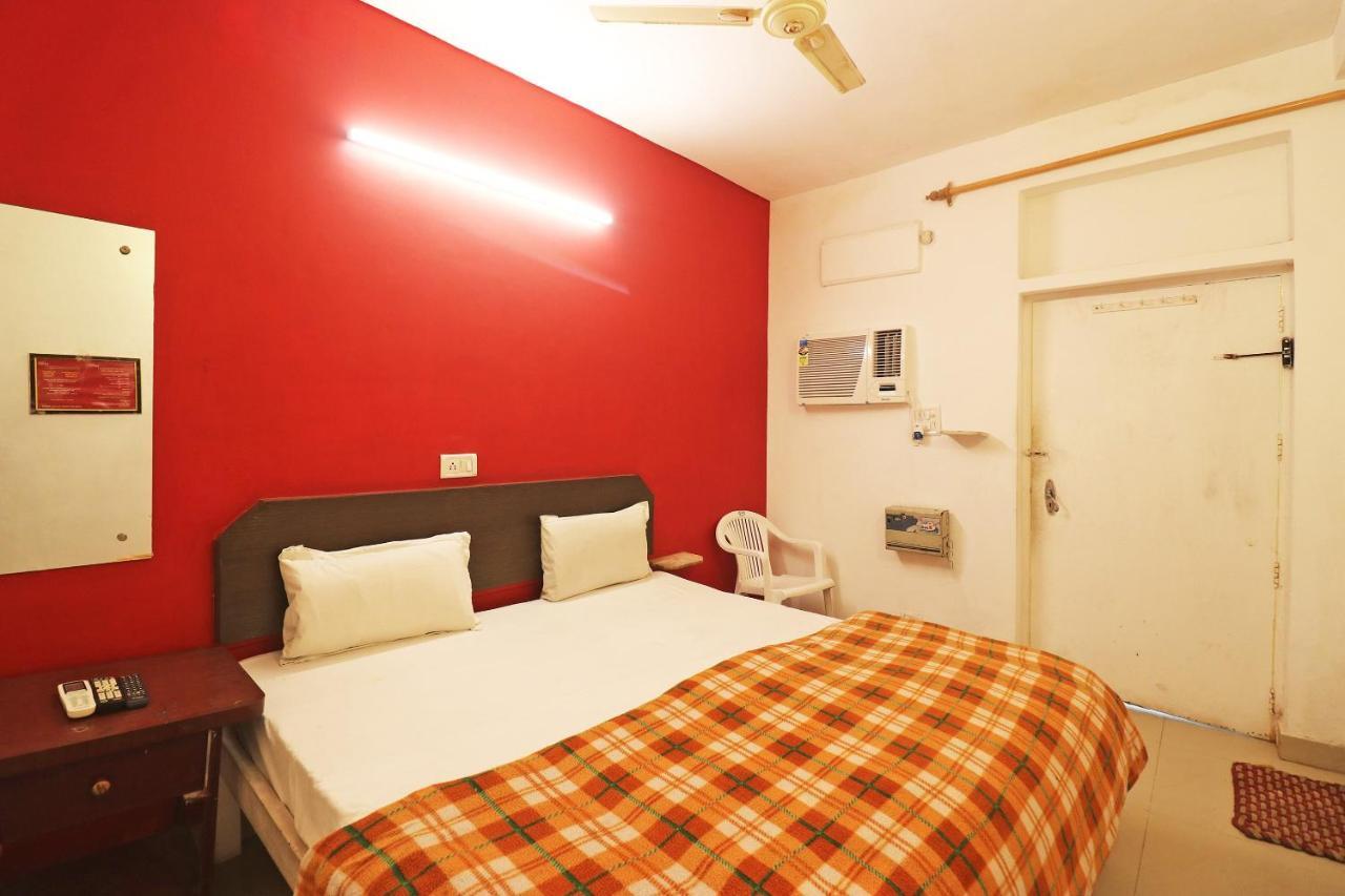 آغْرا Spot On 48690 Hotel Host المظهر الخارجي الصورة