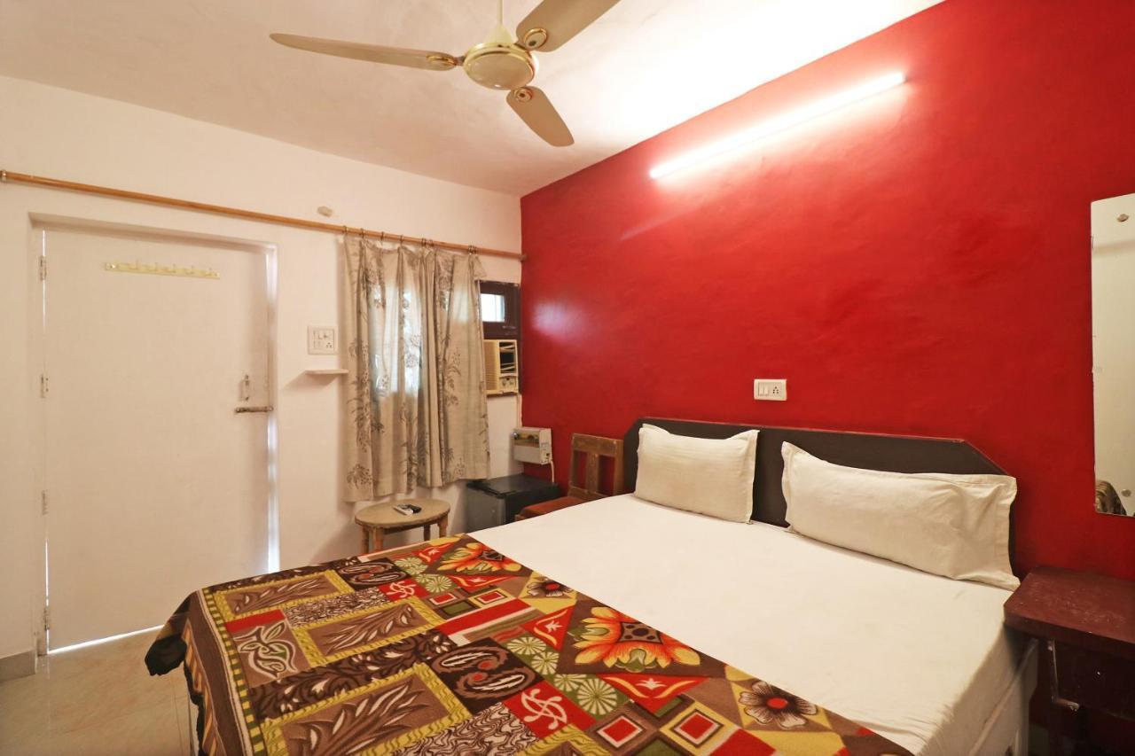 آغْرا Spot On 48690 Hotel Host المظهر الخارجي الصورة