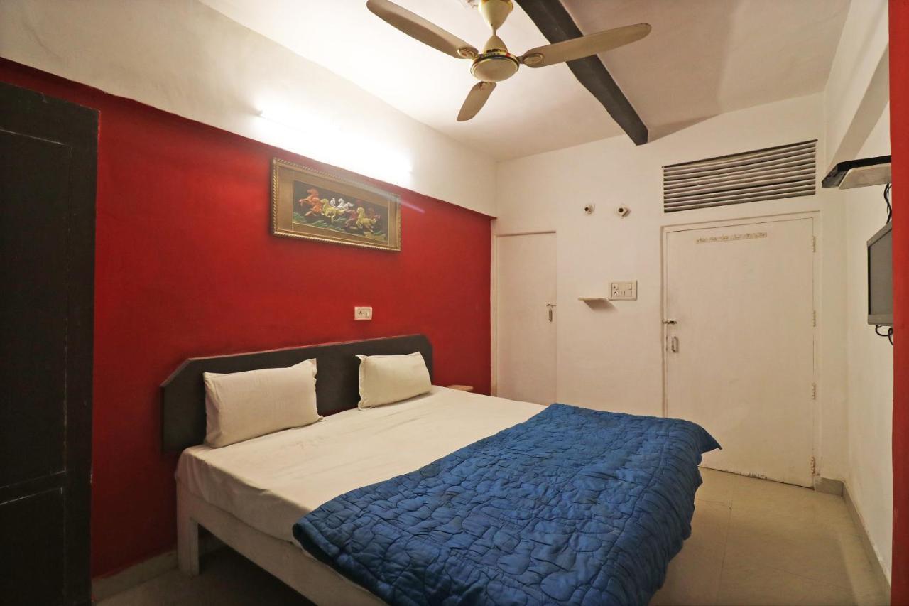 آغْرا Spot On 48690 Hotel Host المظهر الخارجي الصورة