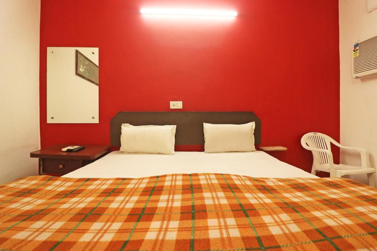 آغْرا Spot On 48690 Hotel Host المظهر الخارجي الصورة
